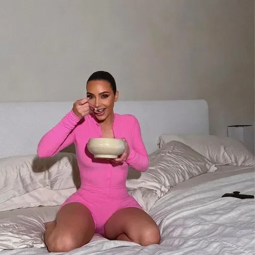 Kim Kardashian tomando un bol de açaí